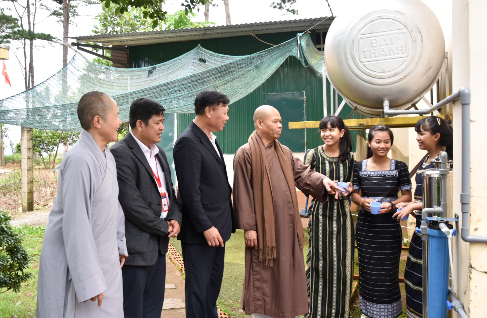 Trao nhà tình thương cho học sinh vùng sâu