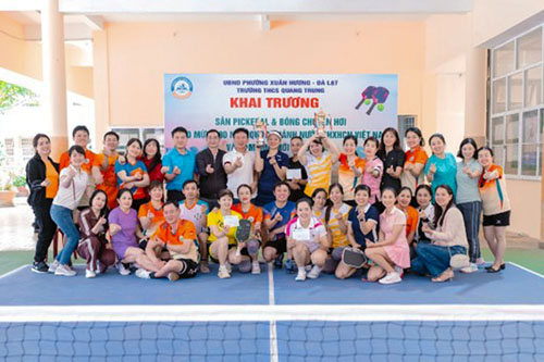 Giáo viên Trường THCS Quang Trung tự nguyện góp sức xây dựng sân thể thao mới