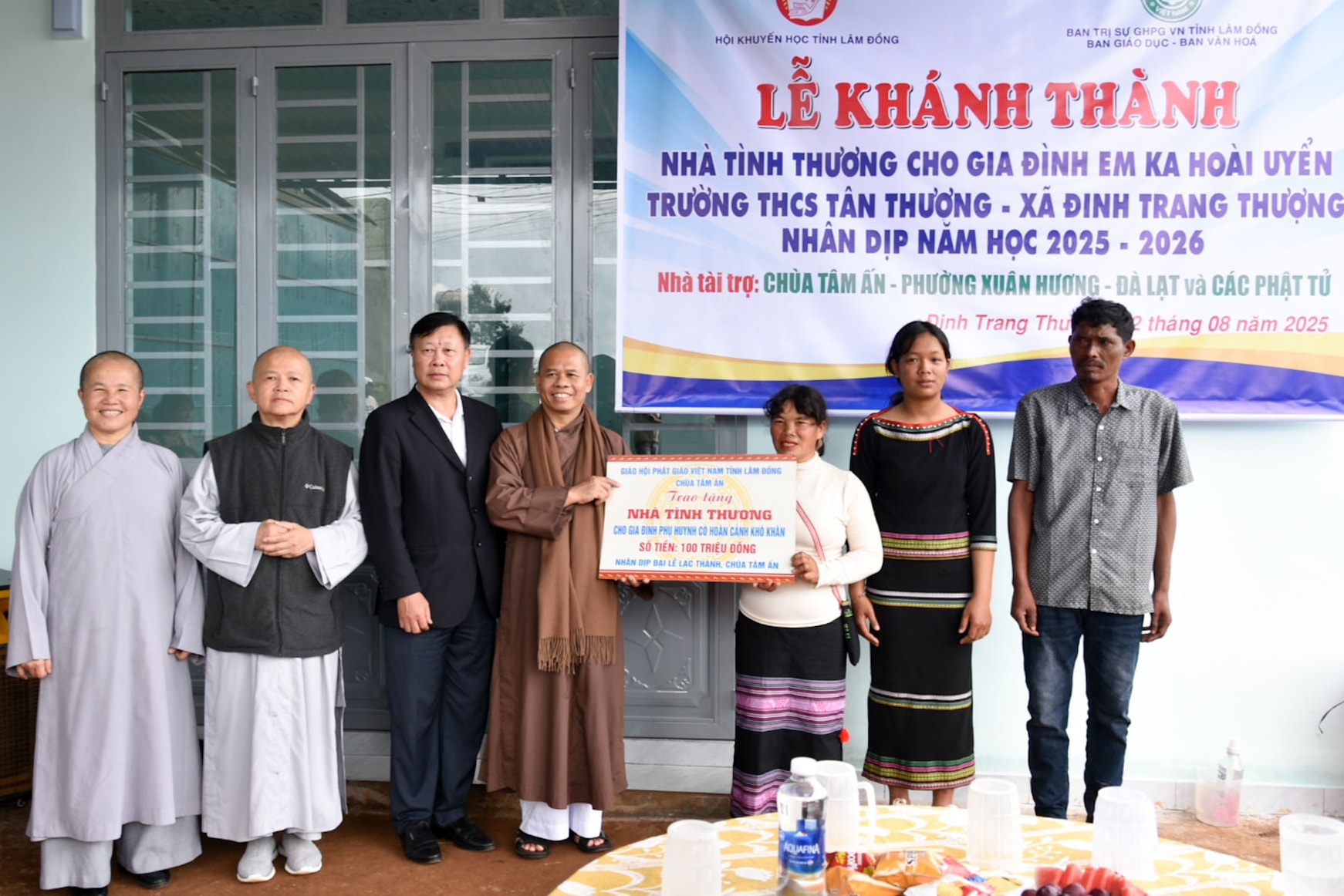 “Cầu nối” nâng bước học sinh khó khăn đến trường
