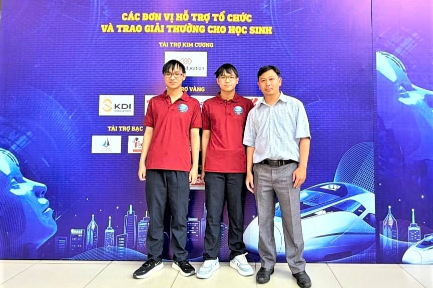 Tặng danh hiệu “Chiến sỹ thi đua toàn quốc” cho thầy Trần Quang Vĩnh Chánh
