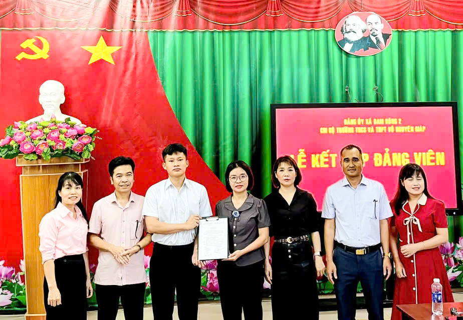 Dấu mốc ý nghĩa: Đảng bộ xã Đam Rông 2 có Đảng viên học sinh đầu tiên