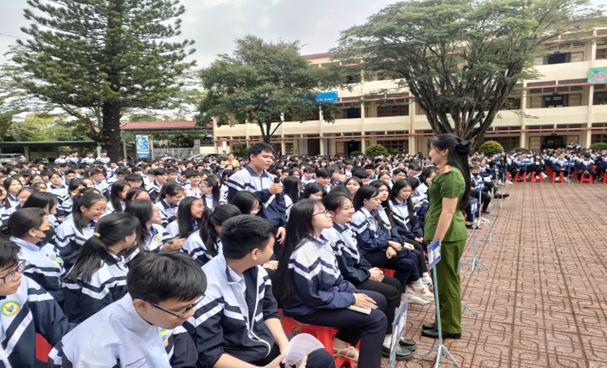 Trường THPT Bảo Lộc tổ chức tuyên truyền, phổ biến giáo dục pháp luật cho học sinh