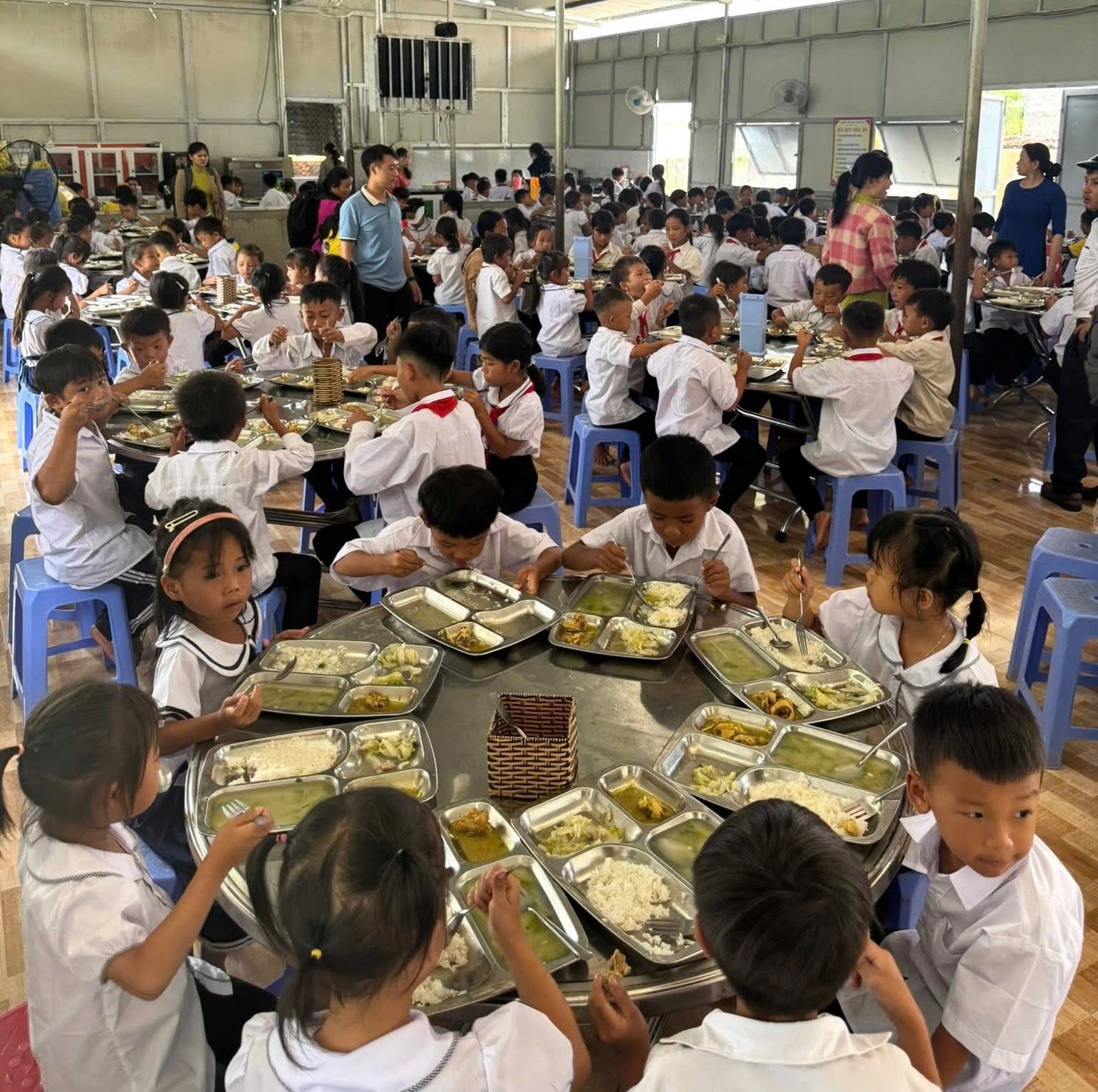 Những bữa cơm trưa níu chân học trò vùng cao