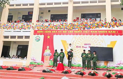 Trường THCS Lam Sơn tổ chức sinh hoạt dưới cờ với chủ đề “Em yêu Tổ quốc em”
