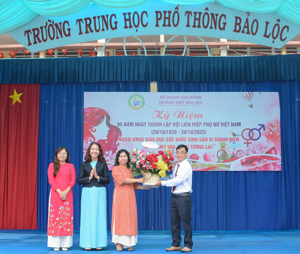  Tôn vinh “một nửa yêu thương” – Trường THPT Bảo Lộc tổ chức sinh hoạt ngoại khóa ý nghĩa chào mừng Ngày Phụ nữ Việt Nam 20/10