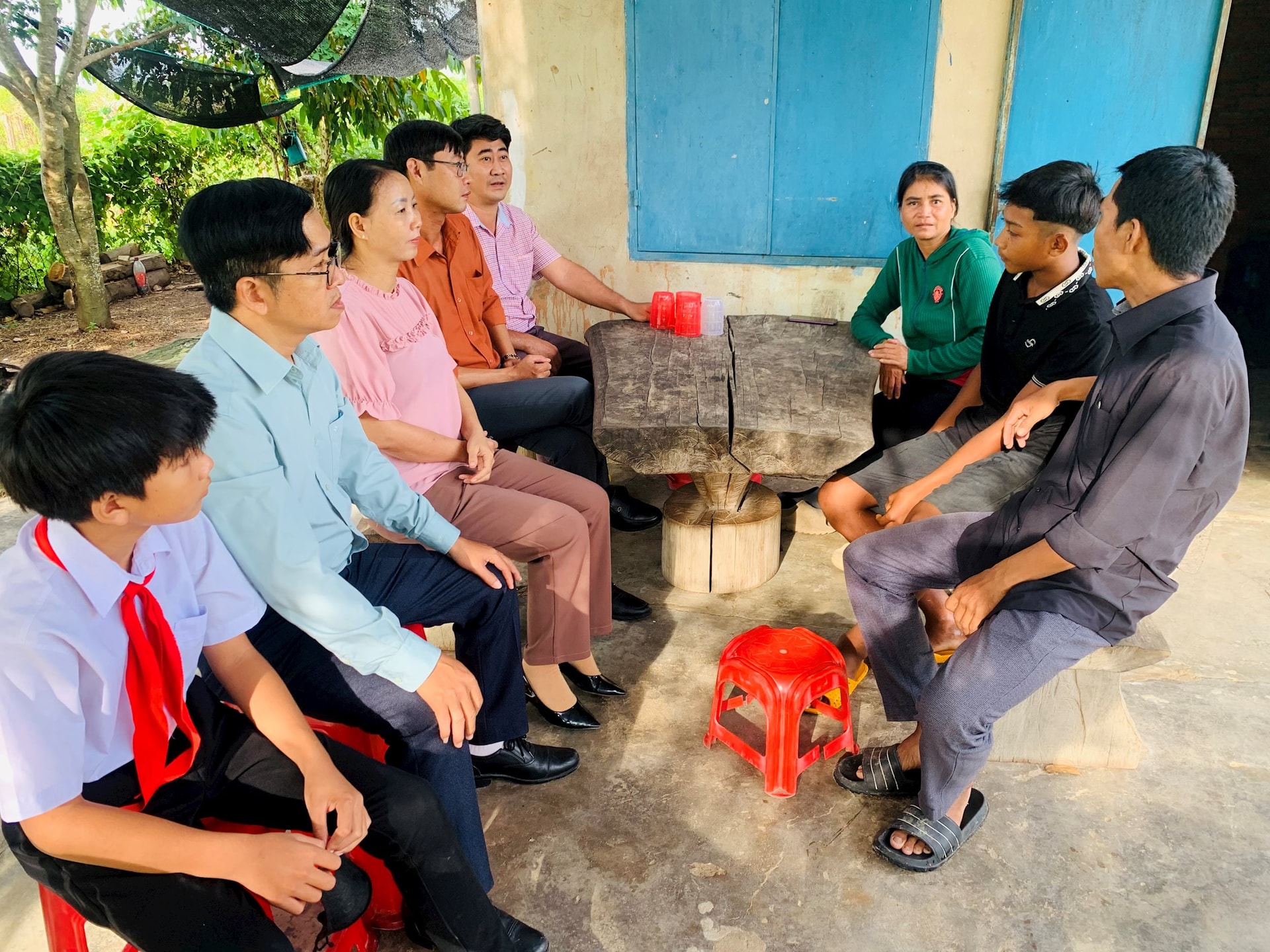 Gian nan vận động học sinh đến trường