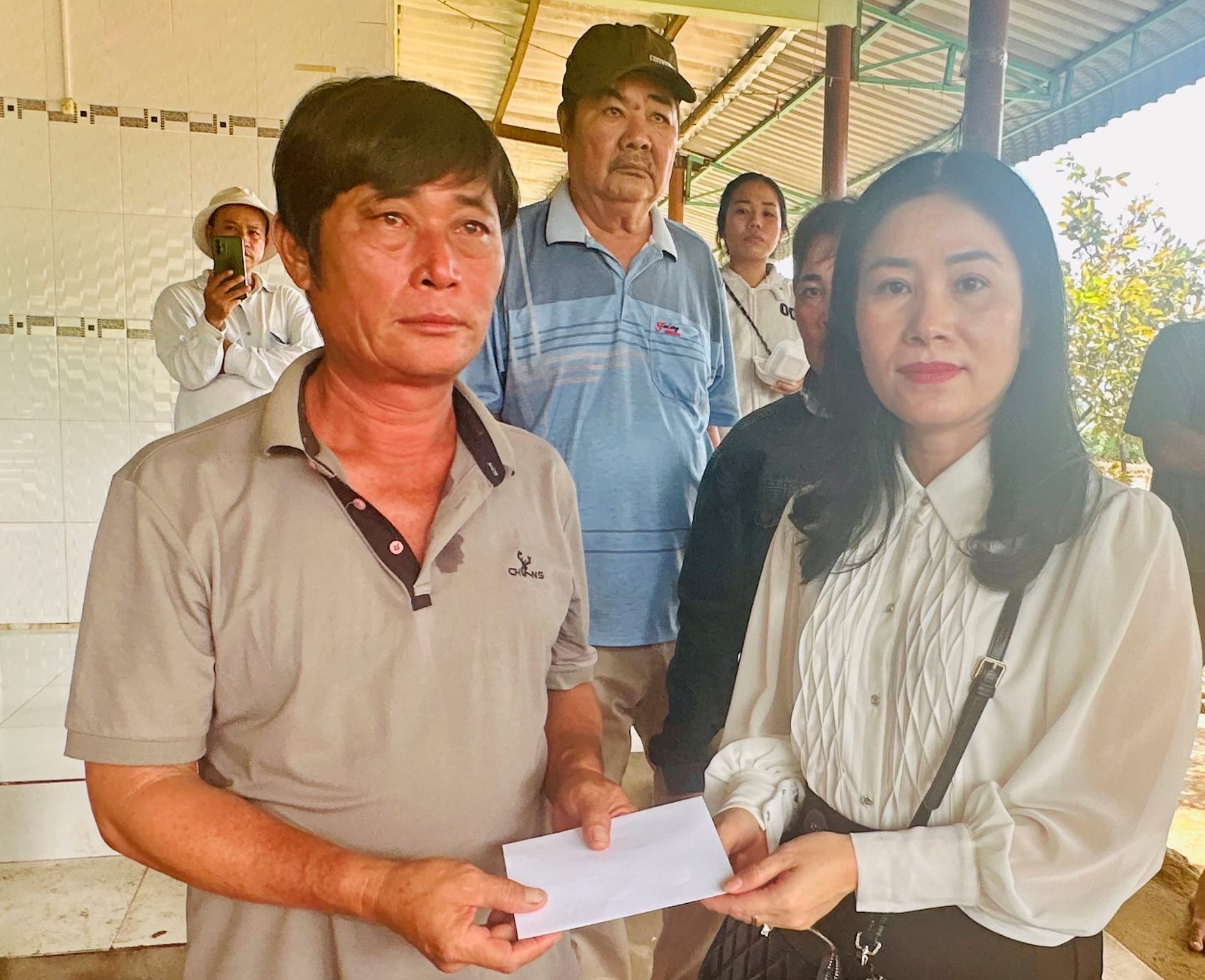 Ngành Giáo dục Lâm Đồng thăm hỏi gia đình học sinh bị lũ cuốn ở Tuy Phong