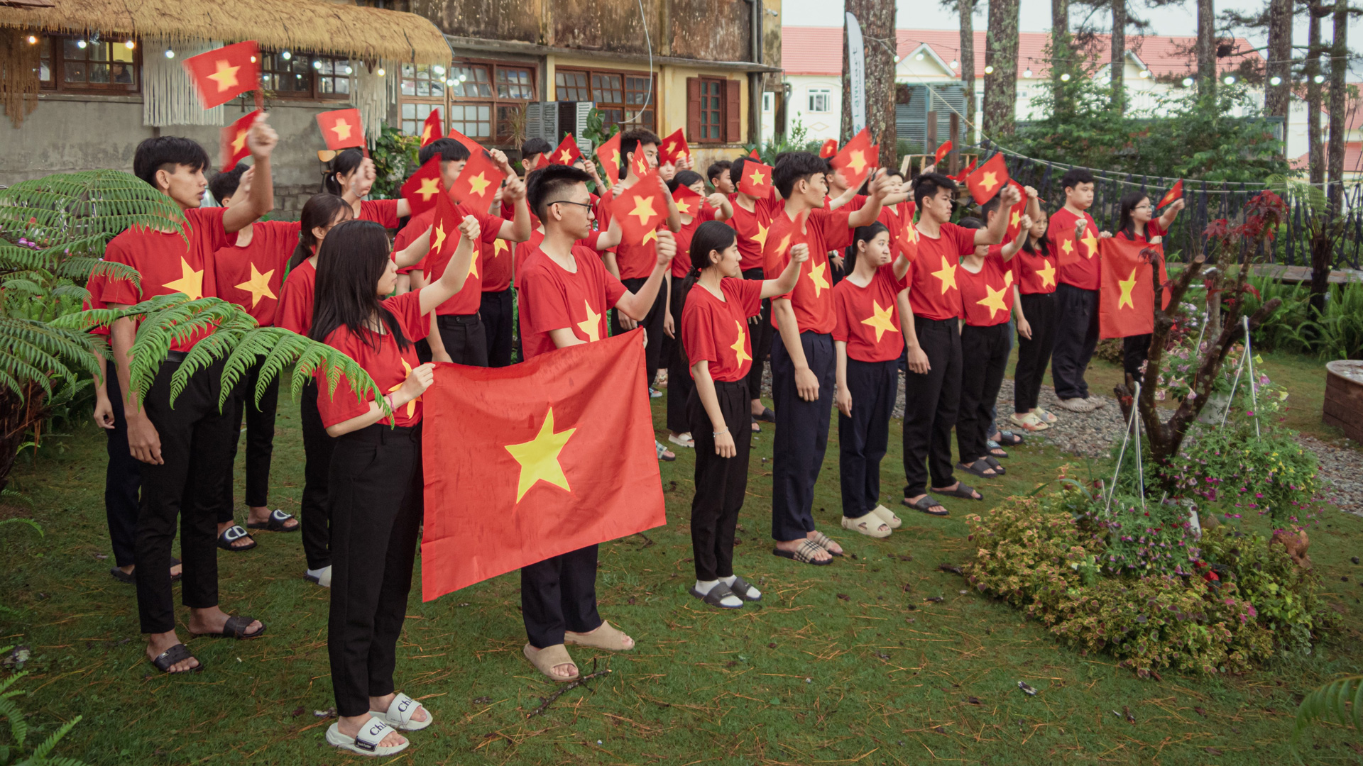 Nói yêu nước bằng ngôn ngữ ký hiệu