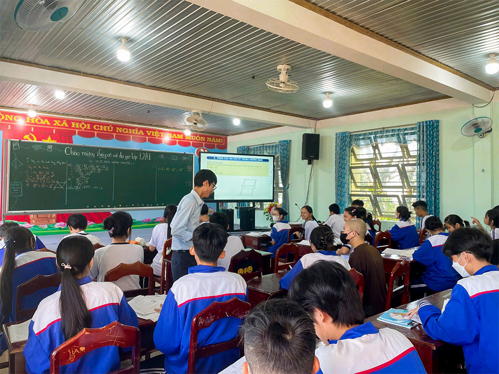Thầy giáo trẻ Lê Quốc Anh: Ngọn lửa nhiệt huyết lan tỏa từ THPT Đạm Ri