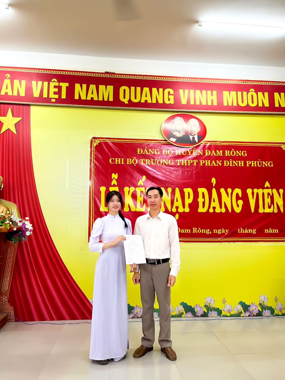Học sinh THPT Phan Đình Phùng (Đam Rông) vinh dự trở thành đảng viên đầu tiên của trường