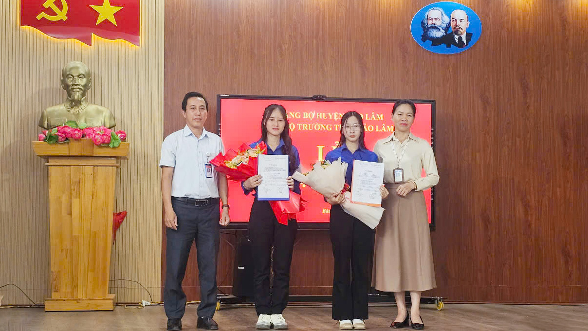 Bảo Lâm: Thêm 2 học sinh vinh dự được kết nạp Đảng