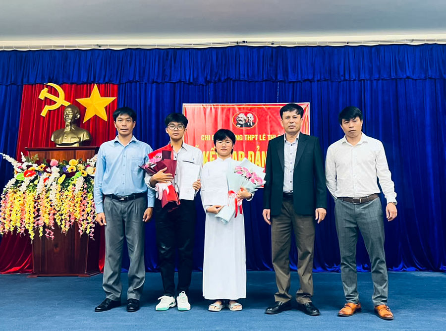 Chi bộ Trường THPT Lê Thị Pha kết nạp hai học sinh ưu tú vào Đảng