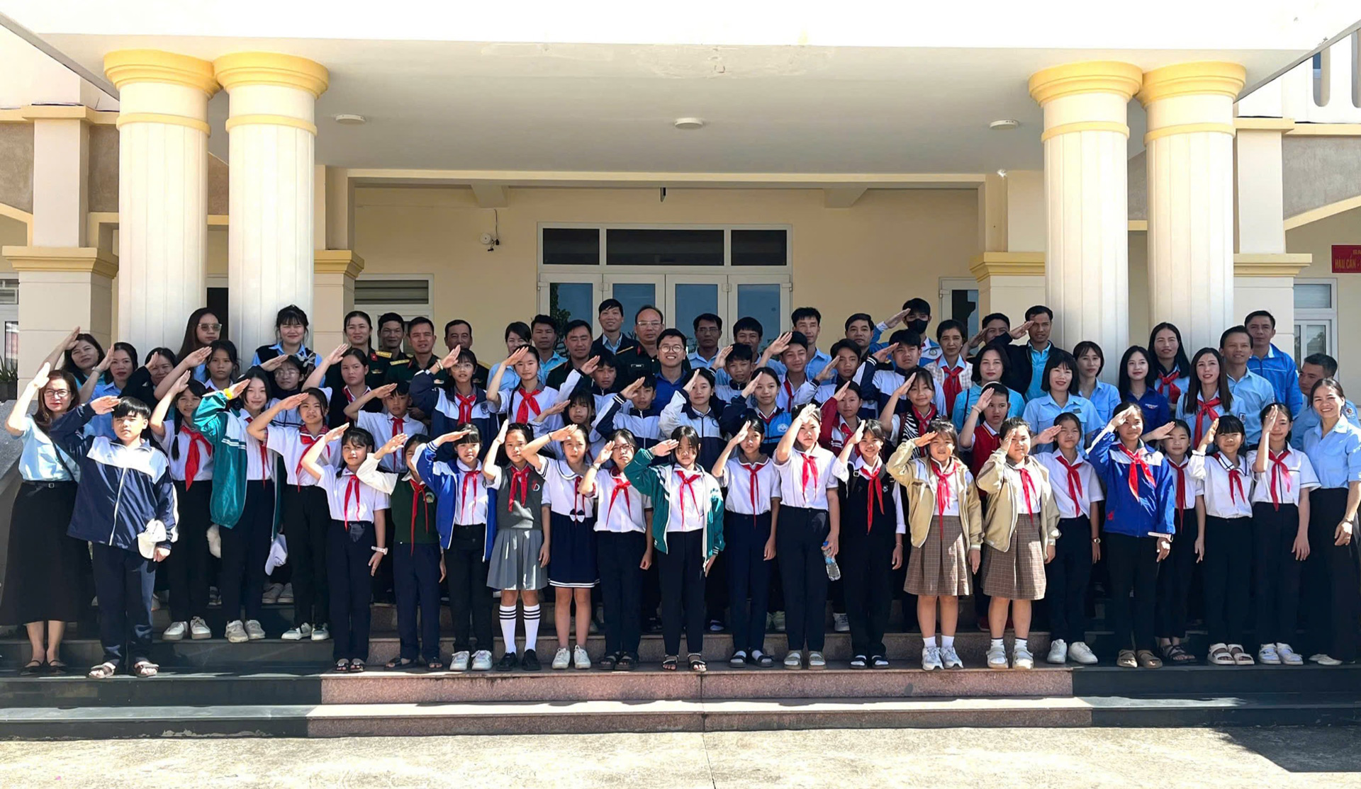 Khi thiếu nhi rèn mình trong màu áo lính
