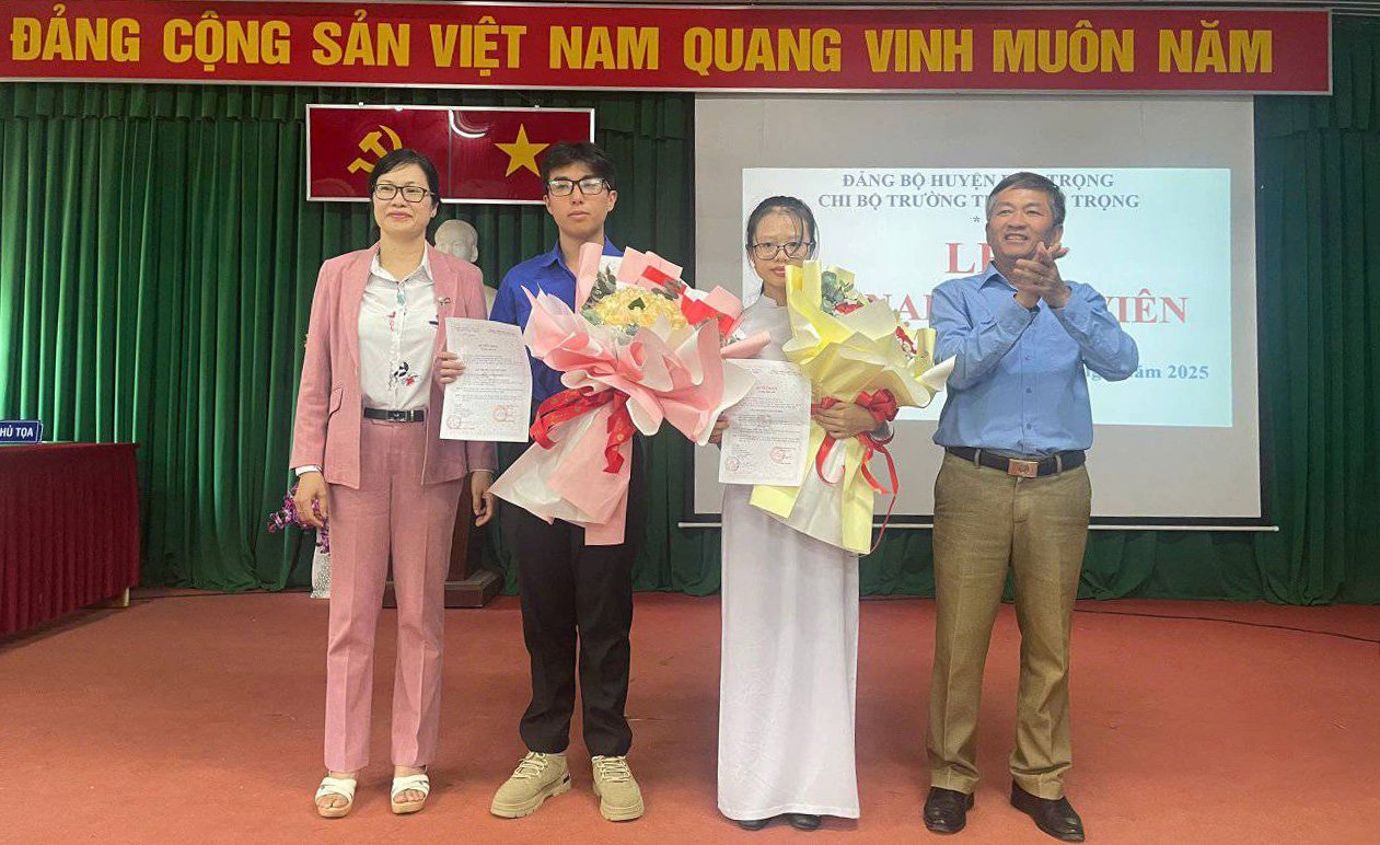 Chi bộ Trường THPT Đức Trọng kết nạp 2 đảng viên là học sinh