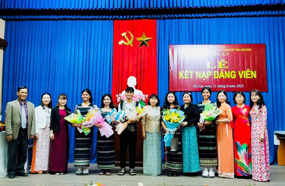  Trường PT DTNT THCS&THPT tỉnh Lâm Đồng: Kết nạp Đảng cho 5 học sinh tiêu biểu