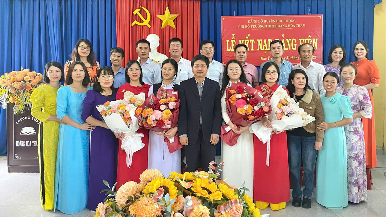 Đức Trọng: 2 học sinh đầu tiên của Trường THPT Hoàng Hoa Thám được kết nạp Đảng