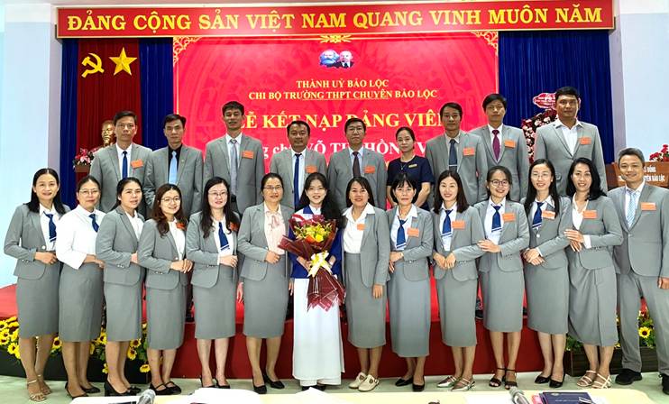 Vinh dự đứng vào hàng ngũ của Đảng từ mái Trường THPT Chuyên Bảo Lộc