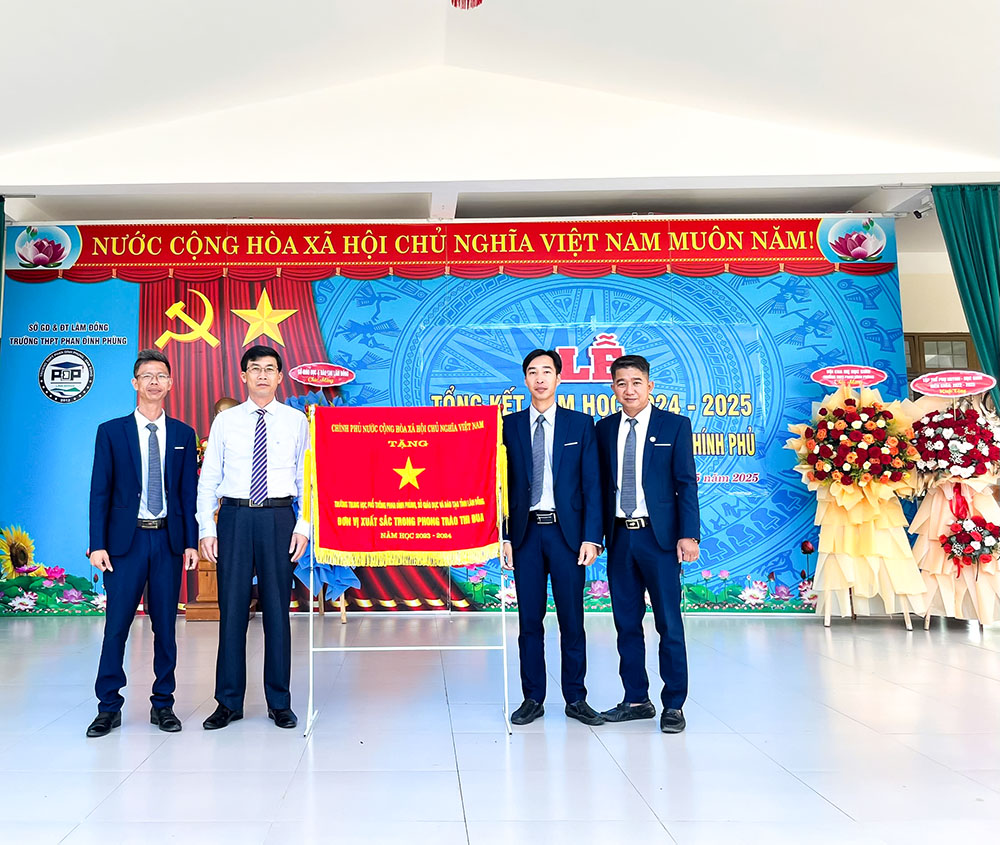 Trường THPT Phan Đình Phùng vinh dự đón Cờ thi đua của Chính phủ