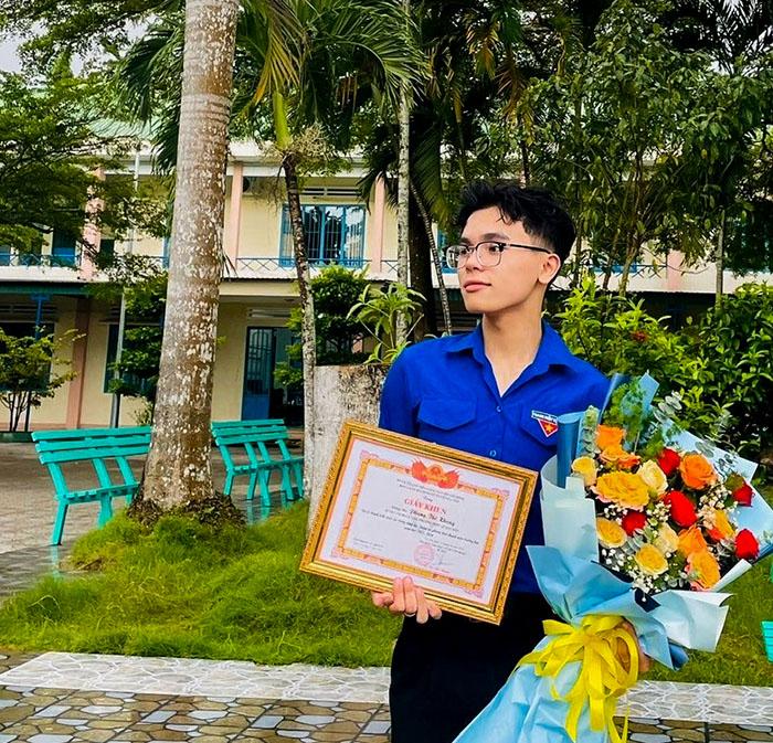 Chàng học sinh 18 tuổi đa tài Phùng Thế Khang