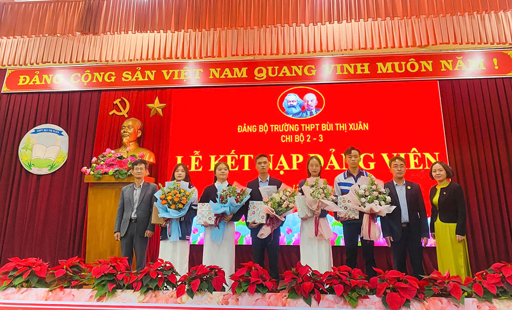 Trường THPT Bùi Thị Xuân đẩy mạnh phát triển đảng viên trẻ