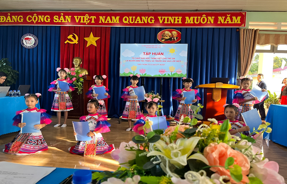 Tập huấn dạy học tiếng Việt cho trẻ em người DTTS trước khi vào lớp Một, tập huấn triển khai sử dụng Hệ thống học liệu tiếng Anh trên máy tính và trực tuyến cấp tiểu học.