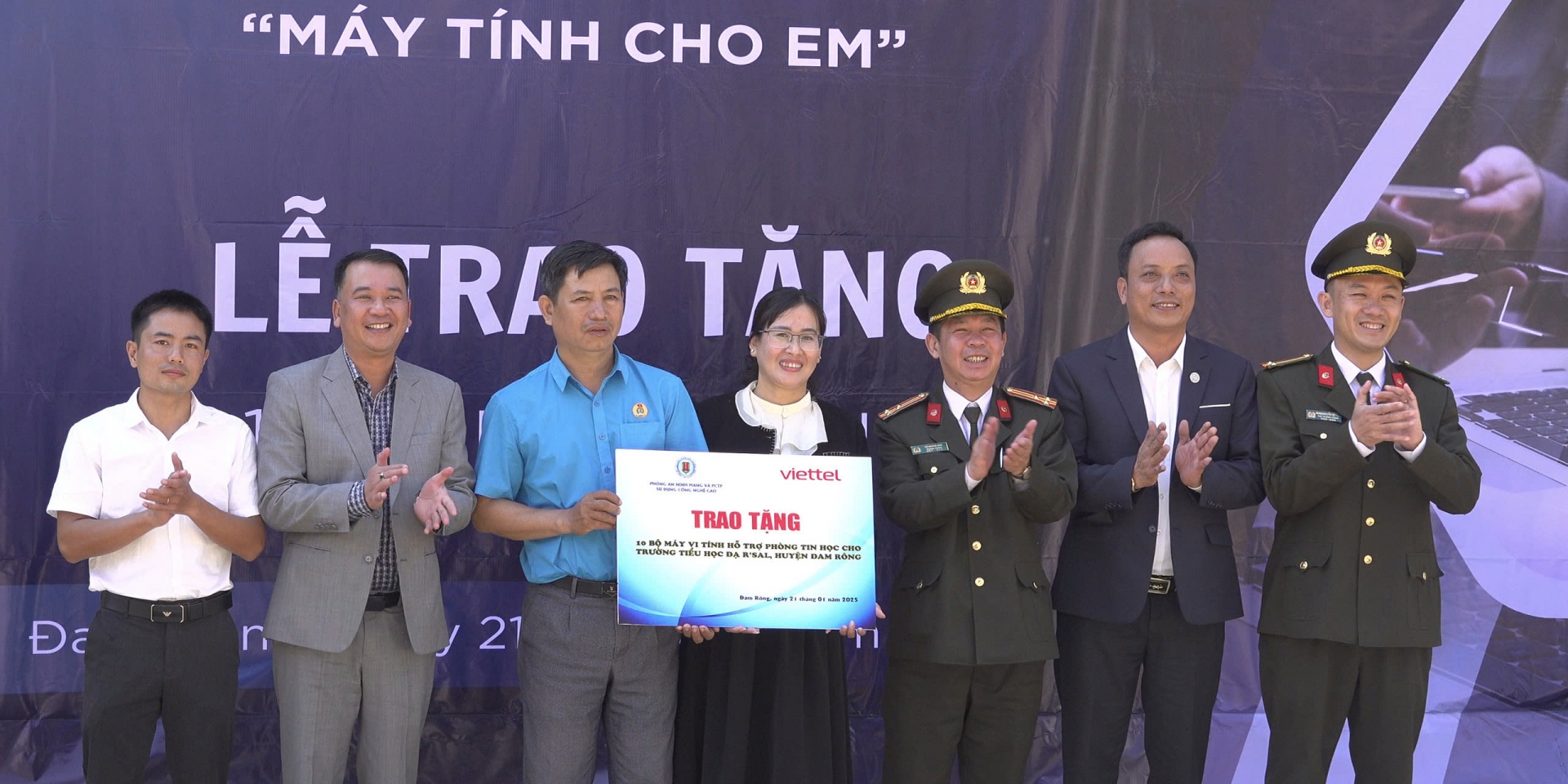 Trao 10 bộ máy tính cho học sinh vùng sâu huyện Đam Rông