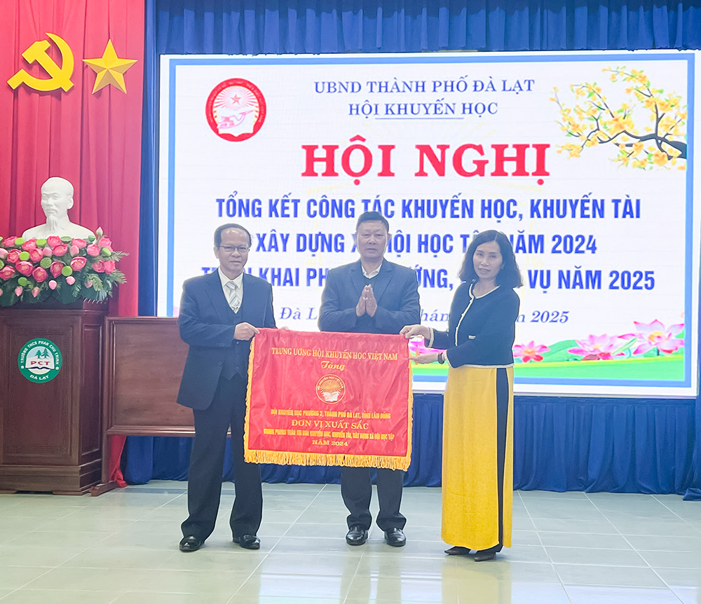 Đà Lạt 14 cá nhân được nhận Kỷ niệm chương “Vì sự nghiệp khuyến học”  và 1 tập thể được tặng Cờ thi đua xuất sắc 