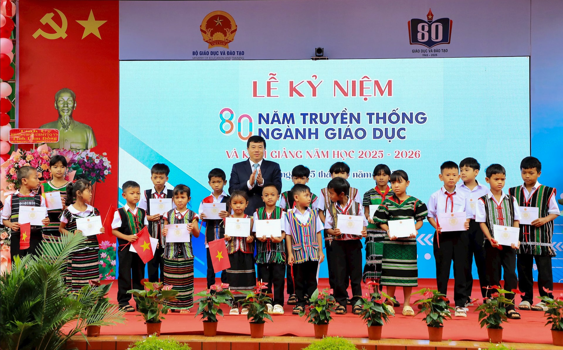 Bí thư Tỉnh ủy Lâm Đồng Y Thanh Hà Niê Kđăm dự Lễ khai giảng tại xã biên giới Thuận An