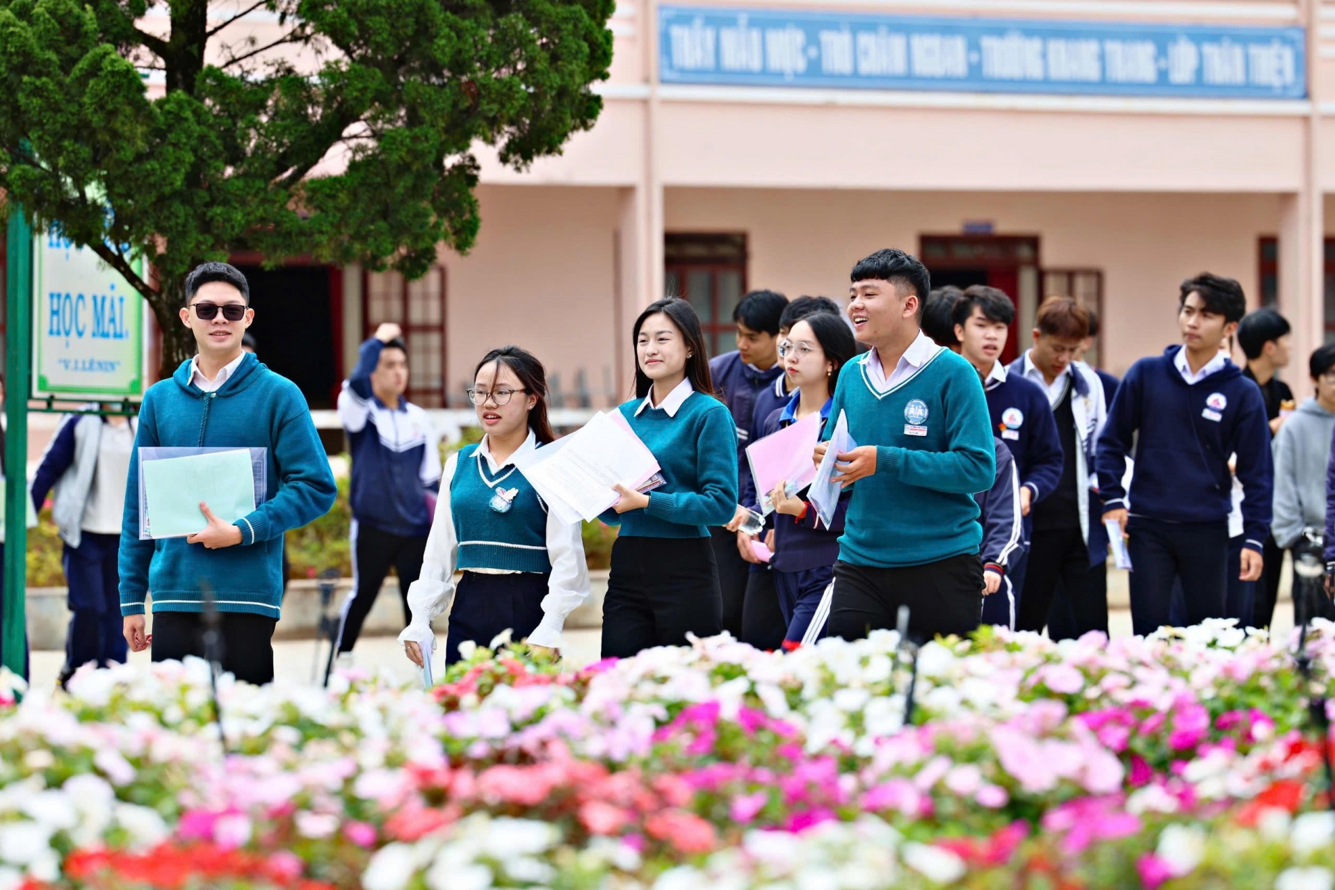 Thí sinh viết nghị luận “Vùng trời quê hương nào cũng là bầu trời Tổ quốc”