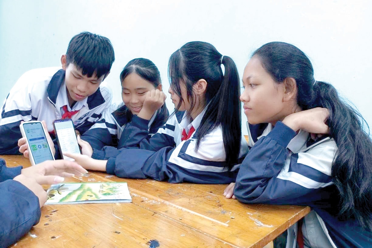 Nhóm học sinh với đề tài đưa tiếng K’Ho vào smartphone