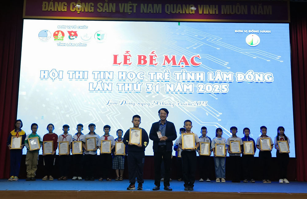 Học sinh Trường Tiểu học Thạnh Mỹ tỏa sáng tại Hội thi Tin học trẻ khu vực miền Trung năm 2025